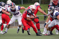 世界選手権で日本代表のRBとして活躍した高木さん（赤の２１番）＝決勝の米国戦で、２０１５年７月１８日、小座野容斉撮影