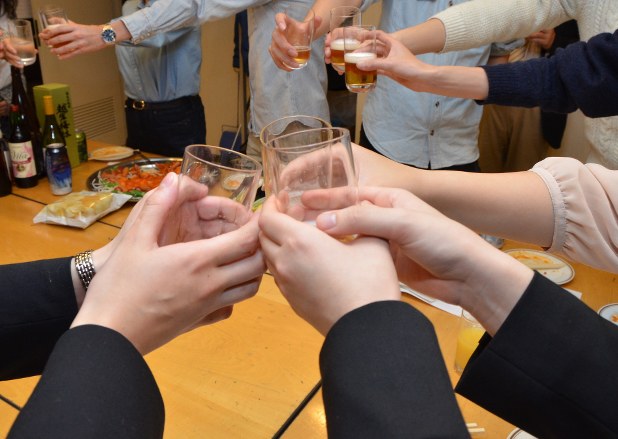 小島さんと東野さんの思い出話を聞き、健闘を誓い合う今年の就活生たち