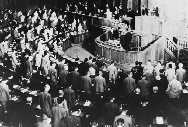 新憲法案を賛成多数で可決する衆議院。「押し付け」と言われるが、国会論議で多数の追加・修正が加えられた。採決したのも戦後初の自由選挙で国民が選んだ議員たちだ＝１９４６年８月２４日