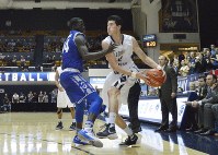 George Washington University Colonials guard Yuta Watanabe, right, faces off against a Seton Hall University player during a Dec. 2, 2015, NCAA basketball game at George Washington University's Charles E. Smith Center in Washington. (Mainichi)