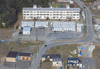 Higashimatsushima municipal Nobiru Elementary School in Miyagi Prefecture is seen in this file photo taken from a Mainichi helicopter on Dec. 20, 2015. (Mainichi)