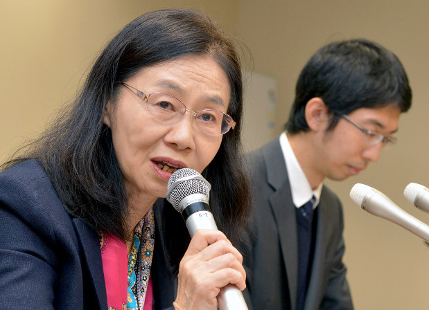 差し戻し控訴審判決後の記者会見で感想を語る原告代理人の下中奈美弁護士(左)=2015年11月17日、山田尚弘撮影