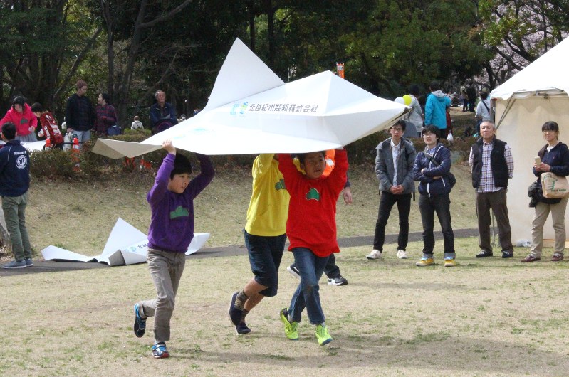 この紙飛行機の作り方わかるケンモメンおる？ [無断転載禁止]©2ch.net [609535295]->画像>5枚 
