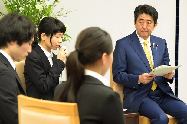 パートタイムや契約社員で働く人々との懇談会で、出席者の発言を聞く安倍晋三首相（右）＝２０１６年３月８日、藤井太郎撮影