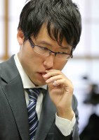 7冠獲得局となった十段戦第4局。厳しい表情で考え込む井山裕太本因坊=東京都千代田区で、宮武祐希撮影