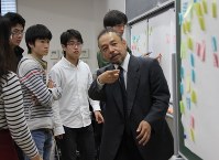 学生たちが必要だと思う政策を付箋に書いて、次々と黒板に貼り、倉阪秀史教授（右手前）が分野ごとにまとめた＝千葉市稲毛区の千葉大で