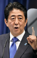 記者会見で消費増税再延期を表明する安倍晋三首相=首相官邸で2016年6月1日