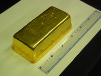 The stolen gold bar is seen at Omiyanishi Police Station in Saitama on June 20, 2016. (Mainichi)