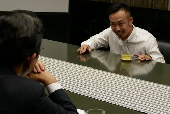 北橋市長(左)に曲の狙いを説明する晋平太さん