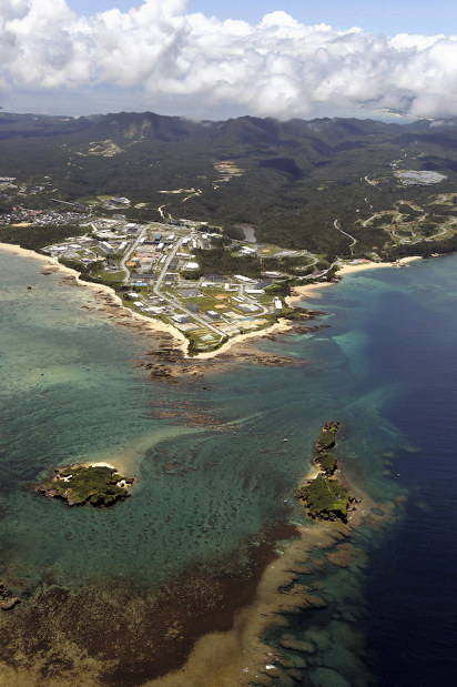 米軍普天間飛行場の移設が計画されている名護市辺野古周辺。白井さんは「アメリカの暴力性が封じ込められている」と語る=本社機「希望」から竹内幹撮影