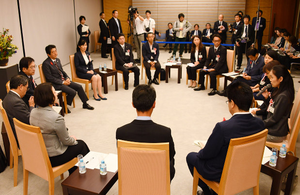 安倍晋三首相(左側中央)は、働き方改革に関する意見交換会で、実際に働く人たちの声を聞いた=首相官邸で2016年10月13日、川田雅浩撮影