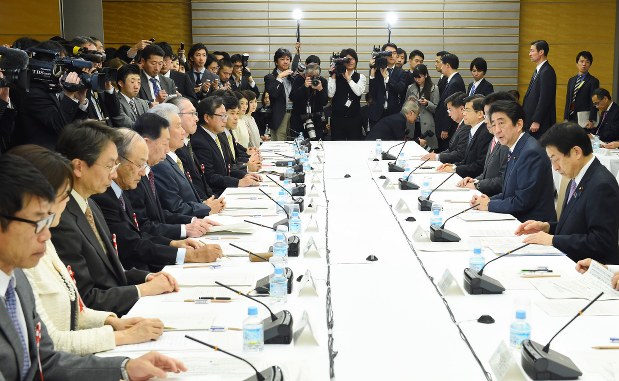 働き方改革実現会議であいさつする安倍首相(右列手前から2人目)。左列中央は経団連の榊原定征会長=首相官邸で2016年12月20日、川田雅浩撮影