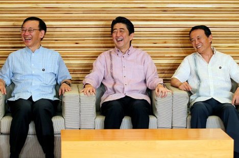 かりゆしウエアを着て笑顔を見せながら閣議に臨む安倍晋三首相(中央)ら=首相官邸で2014年6月3日午前8時26分、森田剛史撮影