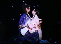 「一夢庵風流記 前田慶次」より。前田慶次(壮一帆、左)とまつ(愛加あゆ)が愛を交わす場面=兵庫県宝塚市の宝塚大劇場で、貝塚太一撮影