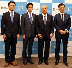 クラウド分野での協業を発表した(左から)日本マイクロソフトの佐藤久・業務執行役員、樋口泰行社長、インターネットイニシアティブ(IIJ)の勝栄二郎社長、時田一広・専務執行役員=東京都港区の東京コンファレンスセンターで2014年7月10日、尾村洋介撮影