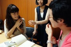 担当編集者と打ち合わせをする小林エリカさん(左端)=東京都千代田区の集英社で15日午後6時25分ごろ、高橋昌紀撮影