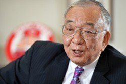 インタビューに答える松田元・広島東洋カープオーナー=広島市南区で、大西岳彦撮影