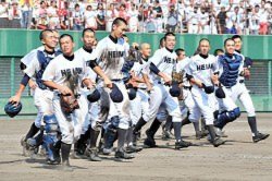 京都大会を制し、応援席にあいさつに向かう龍谷大平安の選手たち=京都市右京区のわかさスタジアム京都で2014年7月26日、森園道子撮影