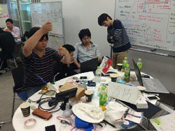 大阪イノベーションハブで5月に行われた開発イベントの様子。今回もIT技術者と行政職員が連携しアプリ開発などを行う。