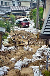 大量の土砂が流れ込んだ生活道路＝広島市安佐南区緑井で２０１４年８月２６日午前８時５分、森園道子撮影