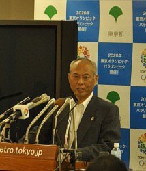 自転車政策について説明する舛添知事=東京都新宿区の都庁で2014年8月29日、川口裕之撮影