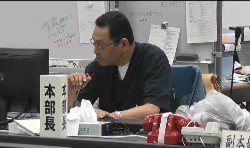 福島第1原発の免震重要棟で行われた本店(東京都)や原子力安全・保安院とのテレビ会議の様子。発言者は吉田昌郎所長。撮影は2011年5月30日(東京電力提供)
