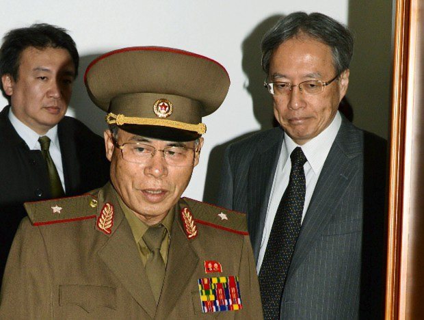 協議に向かう北朝鮮の徐大河・特別調査委員長(中央)と外務省の伊原純一アジア大洋州局長(右)=28日午前、平壌