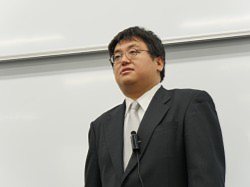 日本初の本格的な匿名リークサイト「Whistleblowing.jp」の開設に向けて説明する八田真行・駿河台大学専任講師=2014年12月19日午後4時14分、東京都新宿区の早稲田大学で尾村洋介撮影