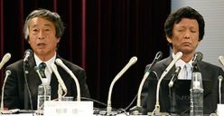 STAP現象の検証結果について説明する理化学研究所の相沢慎一特任顧問(左)の隣で、目をつぶり険しい表情を浮かべる丹羽仁史氏=東京都港区で2014年12月19日午前11時35分、喜屋武真之介撮影