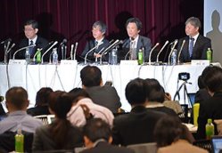 STAP細胞の有無を確かめる検証実験の結果について説明する理化学研究所の丹羽仁史氏(左奥から3人目)。同2人目は相沢慎一氏=東京都港区で2014年12月19日午前10時55分、宮間俊樹撮影