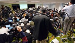 STAP細胞の有無を確かめる検証実験の結果に関する理化学研究所の記者会見に集まった大勢の報道陣=東京都港区で2014年12月19日午前10時33分、宮間俊樹撮影