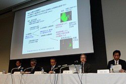 STAP細胞論文について、報告書の内容を発表する理化学研究所の調査委員会。右から2番目は委員長の桂勲・国立遺伝学研究所長=東京都千代田区で2014年12月26日午前10時114分、竹内紀臣撮影
