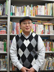 インタビューに答える吉村和真学部長=京都市の京都精華大で2014年12月2日、垂水友里香撮影