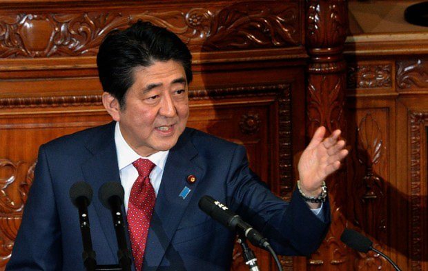 衆院本会議で施政方針演説をする安倍晋三首相=国会内で2015年2月12日