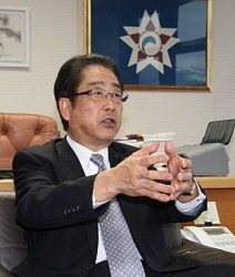 インタビューに応じる工藤寿樹・函館市長=2月17日、函館市役所で鈴木勝一撮影