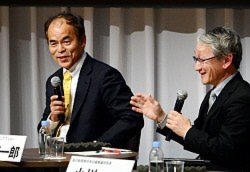 笑顔で話す米カリフォルニア大サンタバーバラ校の中村修二教授(左)と宇宙航空研究開発機構の川口淳一郎シニアフェロー=東京都中央区で2015年2月21日、竹内紀臣撮影