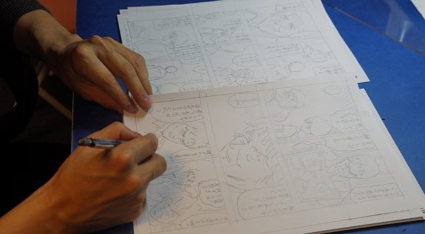 原稿を描く竜田一人さん=2015年2月27日、石戸諭撮影