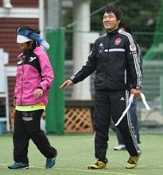 子供たちとブラインドサッカーをして笑顔を見せる日本代表の落合主将(右)=東京都品川区で、丸山博撮影