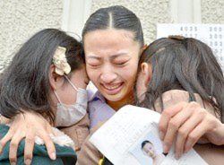 宝塚音楽学校に合格し、知人らと抱き合って喜ぶ受験生=兵庫県宝塚市で、山田尚弘撮影