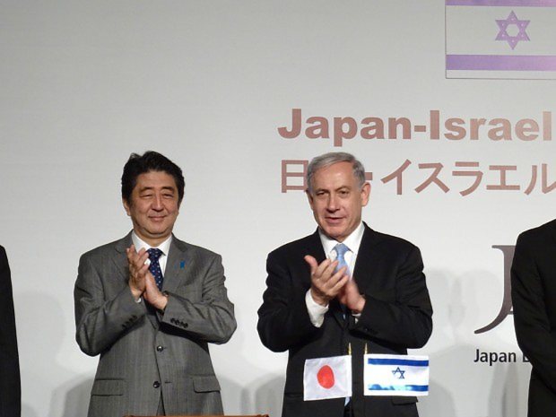 日本貿易振興機構(ジェトロ)主催の「日本・イスラエル・ビジネスフォーラム」に参加した安倍、ネタニヤフ両首相。両国の企業幹部ら計約500人が参加し、会場は立ち見が出るほど満席になった=エルサレム市内のホテルで1月18日、大治朋子撮影