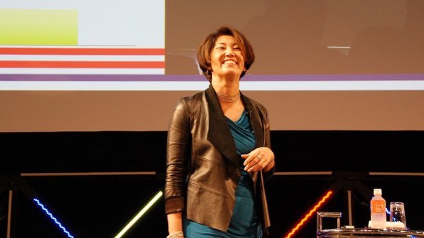 「女性起業家への道」をテーマに講演を行う堀江さん。