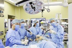 腹腔鏡を使った手術の様子=東京医科大病院提供