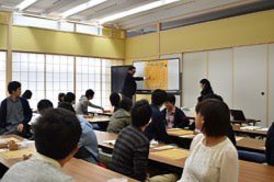 畳敷きの新教室で、プロ棋士の講義を聴く学生ら