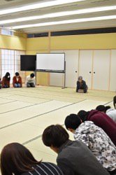 小笠原流礼法の授業でおぎじの所作を習う学生ら