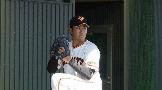 <プロフィル>菅野智之(すがの・ともゆき) 1989年10月11日神奈川県相模原市生まれ。祖父は東海大野球部総監督も務めた原貢。伯父は読売巨人軍監督の原辰徳。小学校時代は、エースで4番、そして主将だった。東海大相模高校時代は、甲子園出場経験はないものの、東海大に進学しエースとして頭角を現す。1年の浪人生活を経て2012年ドラフト1位で「幼い頃からの憧れ」だった読売巨人軍に入団。プロ1年目からチームの主軸として貢献。趣味はゴルフ。球界屈指の腕前でもある原辰徳監督にも肩を並べるセンスの持ち主。