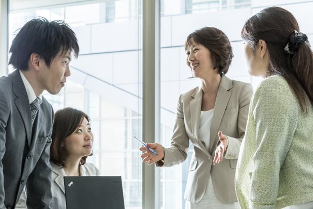 「顧客を明確にするのが販売の第1歩」(執筆者の金子裕子さん、右から2人目)