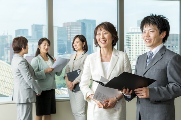 「経営者は自ら行動し先頭に立ちましょう」(執筆者の金子裕子さん、右から2人目)