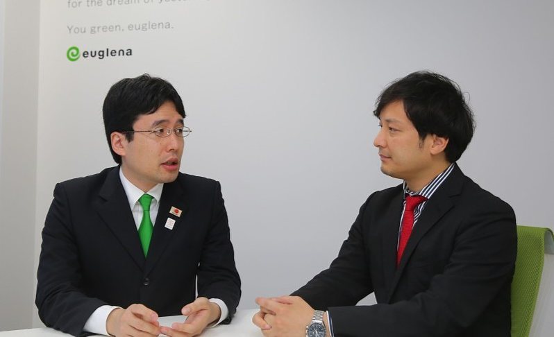 対談するユーグレナの出雲充社長(左)とリバネスの丸幸弘CEO=東京都港区で長谷川直亮撮影
