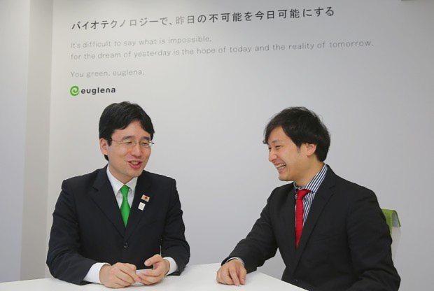 対談するユーグレナの出雲充社長(左)とリバネスの丸幸弘CEO=東京都港区で長谷川直亮撮影