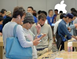 多くの人は２年縛りで携帯電話やスマートフォンを契約している＝大阪市内で